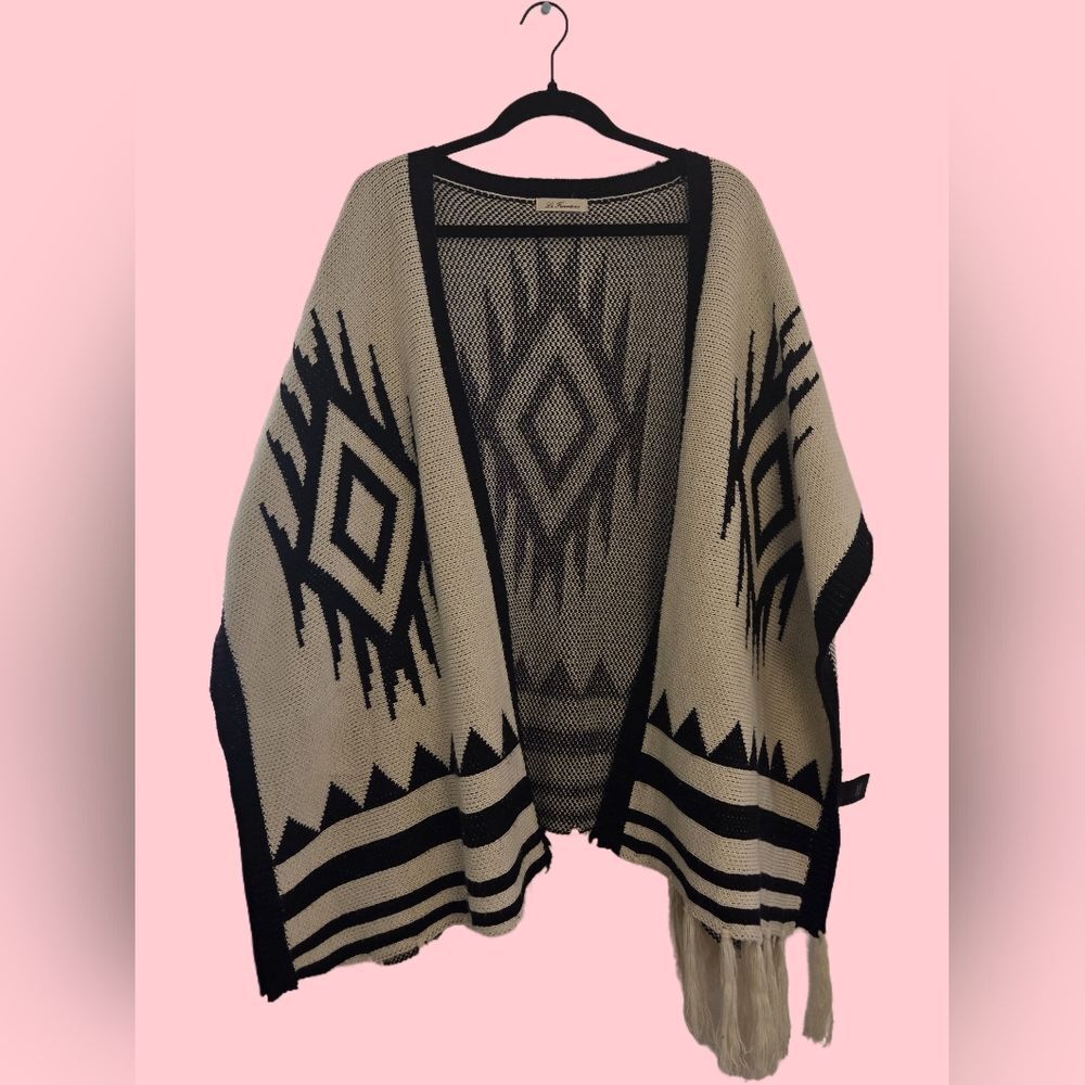 WOMENS "LA FIORENTINA" BLACK & CREAM NAVAJO WRAP SHAWL W/FRINGE PRELOVED